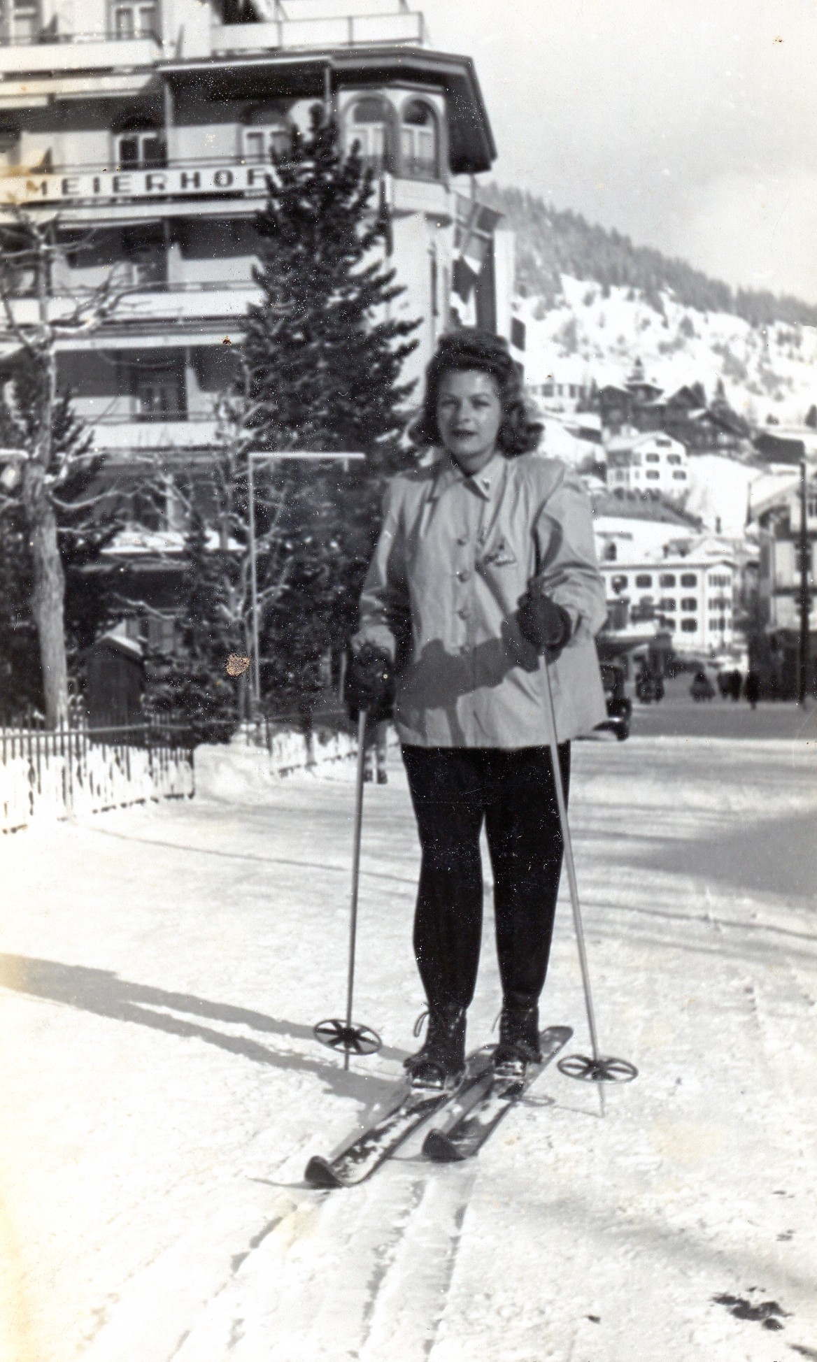 Mimi on skis